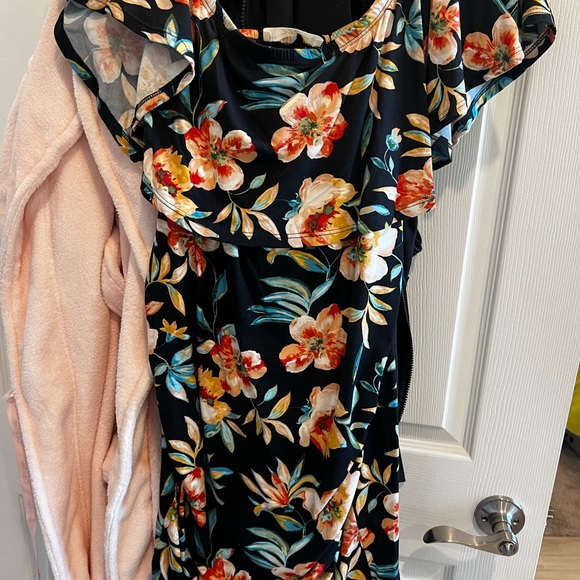 Tropical floral off the shoulder maternity dress - Picture 3 of 4